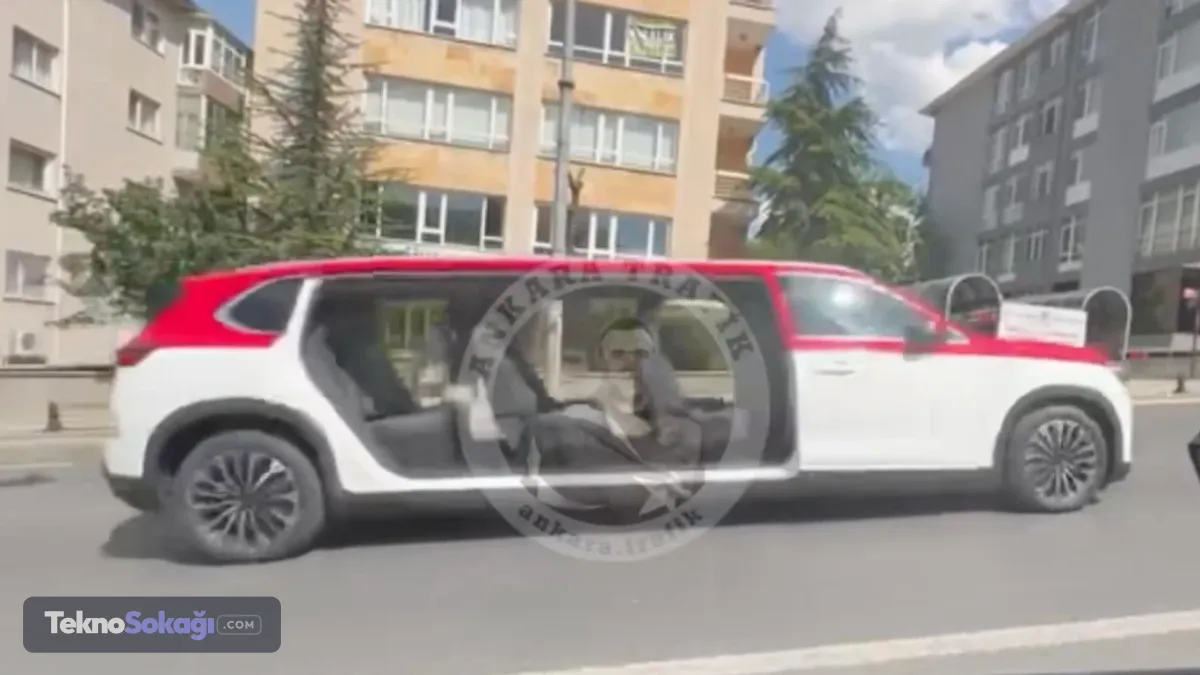 Ankara sokaklarında çekilen görüntülerde, modellerin kapıları olmadığı görüldü. Ayrıca, limuzinlerden önce geçen araçta da kamerayla çekim yapıldığı dikkatlerden kaçmadı.