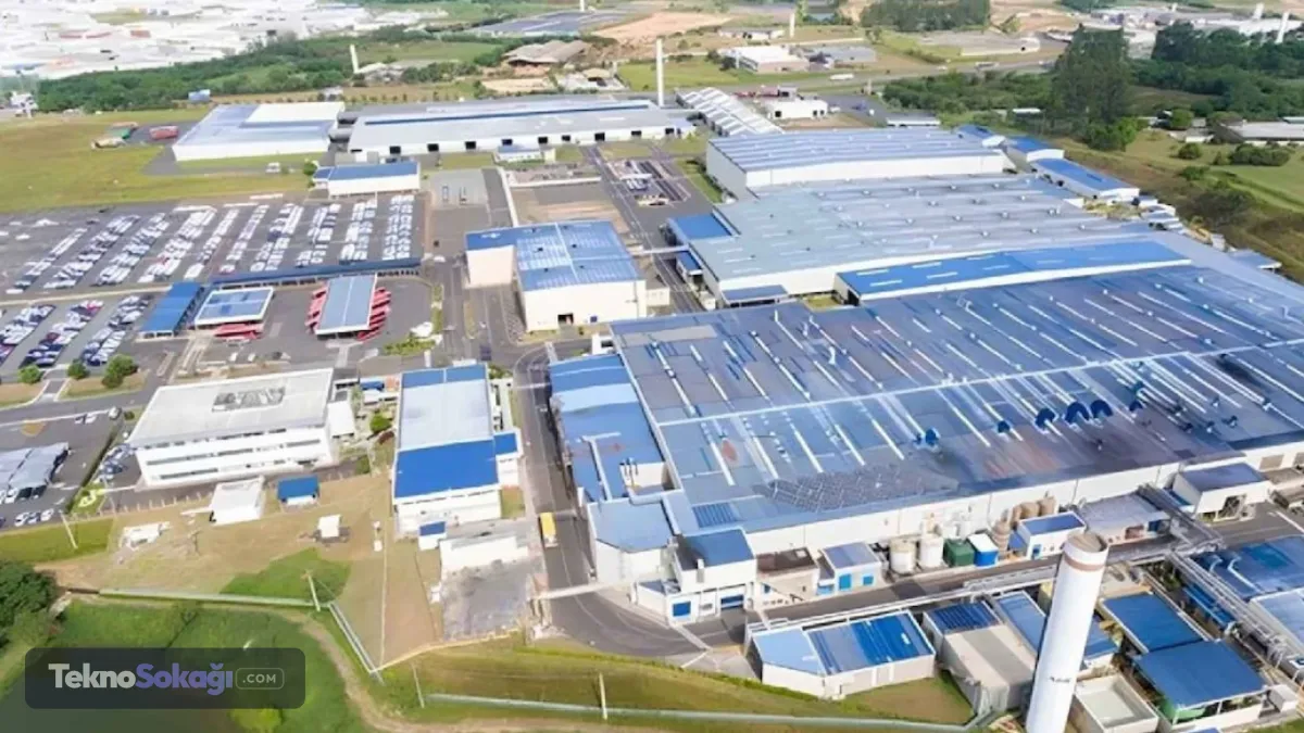 Japon otomotiv devi Toyota, küresel operasyonlarını optimize etmek ve üretim verimliliğini tek bir çatı altında toplamak amacıyla Güney Amerika pazarında radikal bir dönüşümün düğmesine bastı. Şirket, Brezilya'daki ilk göz ağrısı olan ve adeta Corolla modeliyle özdeşleşen dev üretim tesisini kapatacağını resmen ilan etti.