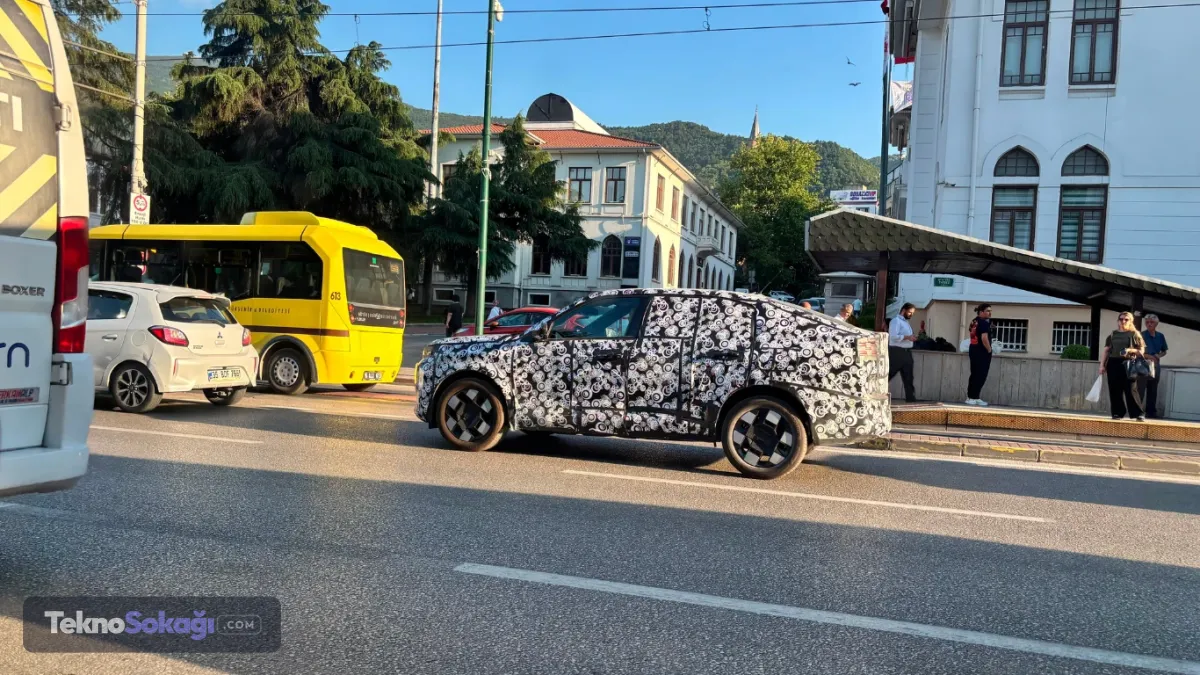 Fiat'ın uzun süredir üzerinde çalıştığı yeni modeli Grizzly, Türkiye'de test sürüşü yaparken görüntülendi.Aracın, Türkiye'de üretiminin yakın dönemde sona ermesi beklenen Fiat Egea'nın yerine gelecek model olabileceği öne sürülüyor.