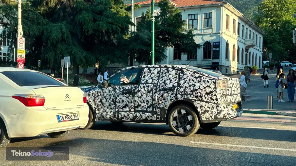 SUV ve Fastback olarak gelecekFiat, Grizzly modelini daha önce ABD'nin Michigan eyaletinde düzenlenen Stellantis Yatırımcı Günü kapsamında ön gösterimle tanıtmıştı.Grande Panda'nın daha büyük kardeşi olarak geliştirilen modelin SUV ve Fastback olmak üzere iki farklı gövde tipiyle satışa sunulması planlanıyor.Yeni tasarım anlayışını yansıtan araçta ince LED far tasarımı dikkat çekerken, Fastback versiyonu daha sportif bir görünüm sunuyor.