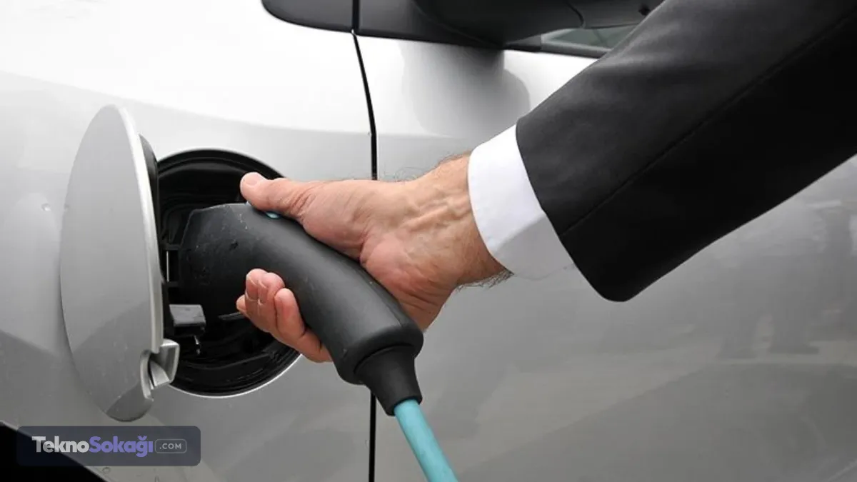 Arabayı fişe takmak tarihe karışıyorŞarj işlemi tamamlandığında ya da kullanıcı tarafından belirlenen seviyeye ulaşıldığında sistem otomatik olarak devre dışı kalıyor. Robotik kol daha sonra kabloyu araçtan ayırarak süreci tamamen kendi kendine tamamlıyor.