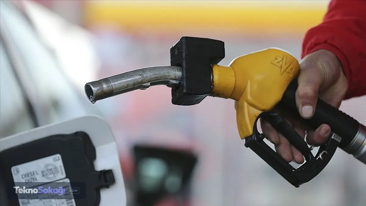 Merkez Kocasinan ilçesindeki bir istasyondan yakıt alan Ü.A'nın otomobili, kısa süre sonra motor arızası nedeniyle yolda kaldı. Aracını yol kenarına çekerek durduran sürücü, çekici yardımıyla servise götürdü. Burada yapılan teknik incelemede, araca motorin yerine benzin doldurulduğu belirlendi.