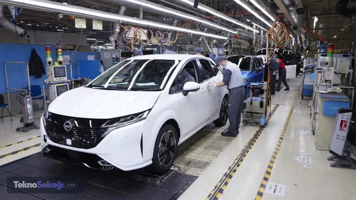Sedan modeller birer birer üretimden kalkıyorNissan'ın kararı, otomotiv sektöründe son dönemde yaşanan dönüşümün son örneği oldu. Birçok üretici, sedan modeller yerine daha yüksek talep gören SUV ve elektrikli araçlara yatırım yapıyor.Üretimi sona eren veya sonlandırılan modeller arasında şunlar yer alıyor:Chevrolet Malibu – General Motors, yaklaşık 60 yıllık modeli üretimden kaldırdı.Subaru Legacy – 36 yılın ardından üretime veda etti.Acura TLX – Honda'nın lüks markası sedan modelini ürün gamından çıkardı.Volvo S60 ve S90 – Şirket birçok pazarda sedan modellerini sonlandırarak elektrikli ES90 ve SUV'lara yöneldi.Audi A4 – Geleneksel model adı kaldırıldı, yerini yeni isimlendirme stratejisi kapsamında A5 Sedan aldı.