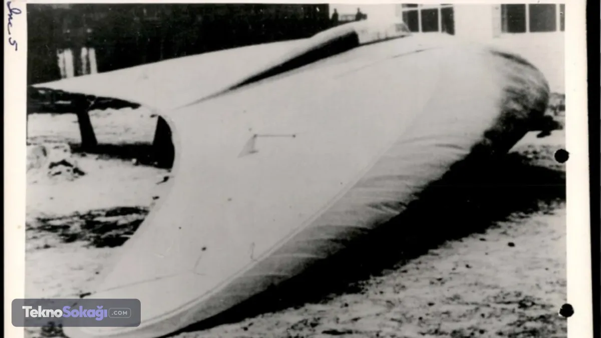 Aynı yıl ABD’nin doğu kıyılarında görev yapan ve Hava ile Deniz Kuvvetleri bünyesinde 28 yıllık uçuş tecrübesine sahip kıdemli bir pilot, hayatı boyunca karşılaştığı hiçbir uçuş davranışına benzemeyen bir nesne gözlemlediğini bildirdi. Cisim, uçaktaki diğer deneyimli personelin de açıklayamadığı ani ve keskin manevralarla uçağın gelişmiş kamera görüş alanından hızla çıktı.