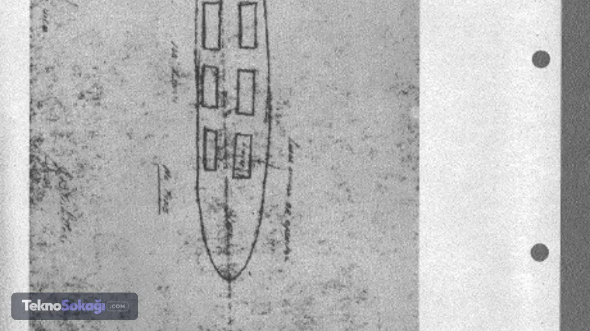 Apollo görevleri ve sensörleri sabote eden cisimlerYeni paylaşılan veri paketinde sadece yakın tarihli olaylar değil, NASA'nın tarihi Apollo 14 ve Apollo 17 uzay görevlerine ait uçuş sonrası brifing belgeleri ile tanımlanamayan nesne görselleri de yer alıyor. Güncel videolardan en dikkat çekici olanı ise 2023 yılında Sarı Deniz üzerinde kaydedildi. Yaklaşık beş dakika süren kayıtta, askeri uçağın elektro-optik ve kızılötesi sensörlerini adeta sabote ederek görüntüyü giderek bozan gizemli bir cisim göze çarpıyor. 2020 yılında Atlas Okyanusu üzerinde çekilen bir diğer videoda ise altından ince uzantılar sarkan, denizanası veya yüzen bir beyne benzeyen tuhaf bir yapının havada ilerlediği görülüyor. Pentagon, arşivlerdeki incelemeler tamamlandıkça yeni veri paketlerini kamuoyuyla paylaşmayı sürdüreceğini duyurdu.