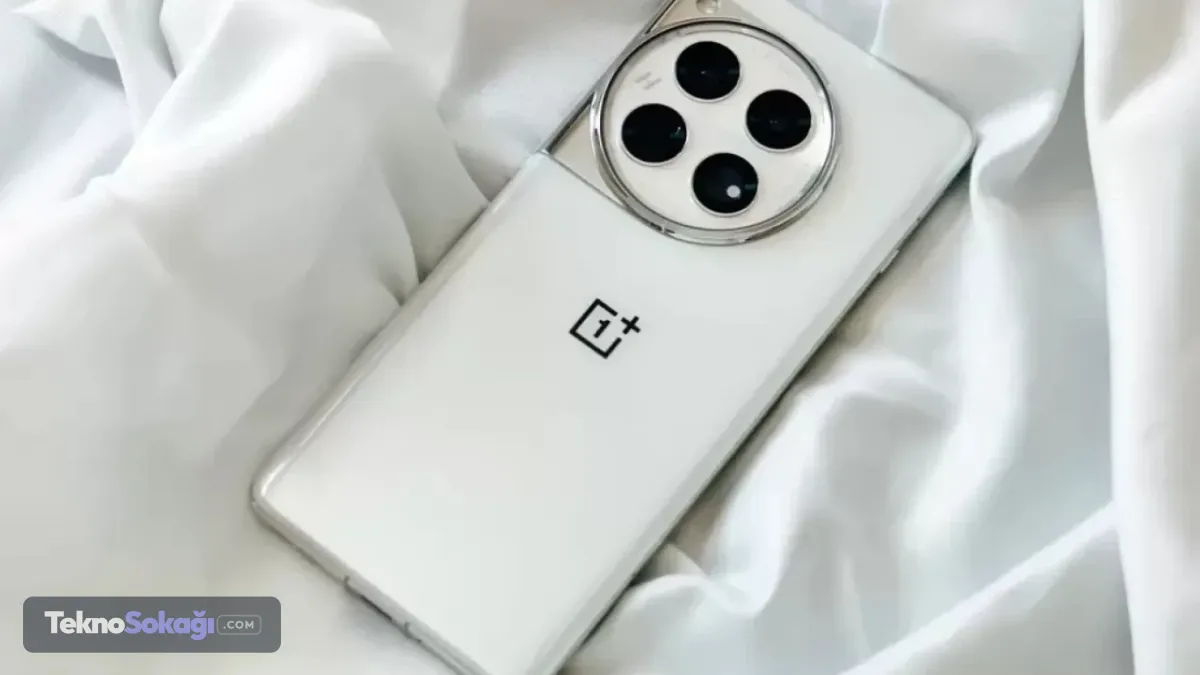 Son amiral gemisi OnePlus 15 olmuştuOnePlus'ın son amiral gemisi modeli OnePlus 15, Kasım 2025'te küresel pazarda tanıtılmıştı. Ancak cihazın ABD lansmanı, ülkedeki FCC sertifikasyon sürecinde yaşanan gecikmeler nedeniyle ertelenmişti. Bloomberg'in haberine göre markanın şimdi ise ABD ve Avrupa akıllı telefon pazarından tamamen çekilmeye hazırlandığı öne sürülüyor.