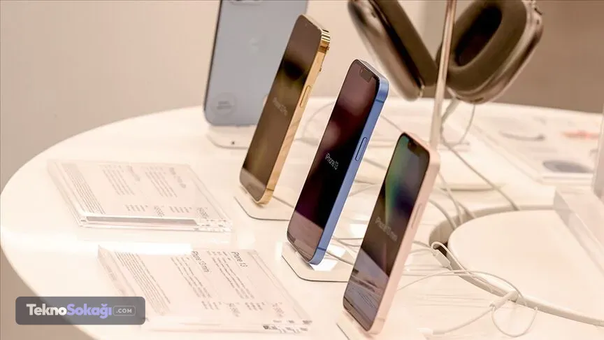 Rekabet daha da kızışacakKatlanabilir telefon pazarında halihazırda birçok üretici faaliyet gösteriyor. Özellikle Samsung ve Çinli üreticilerin son yıllarda bu alandaki yatırımlarını artırması, Apple'ın da yeni bir ürün geliştirmesine yönelik beklentileri güçlendirdi. Yeni katlanabilir modelin, şirketin üst segment kullanıcı kitlesini korumasına ve cihaz yenileme sürecini hızlandırmasına katkı sağlayabileceği değerlendiriliyor.