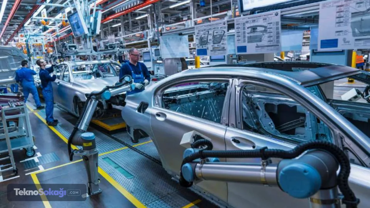 Elektrikli araç dönüşümü baskıyı artırıyorElektrikli otomobillere geçiş sürecindeki belirsizlikler de Alman üreticilerin üzerindeki baskıyı artırdı. Beklenen satış rakamlarına ulaşılamaması nedeniyle Porsche başta olmak üzere bazı markalar yeniden içten yanmalı motor yatırımlarına yönelirken, bu üretimlerin önemli bölümünün Almanya dışında gerçekleştirilmesi planlanıyor.
