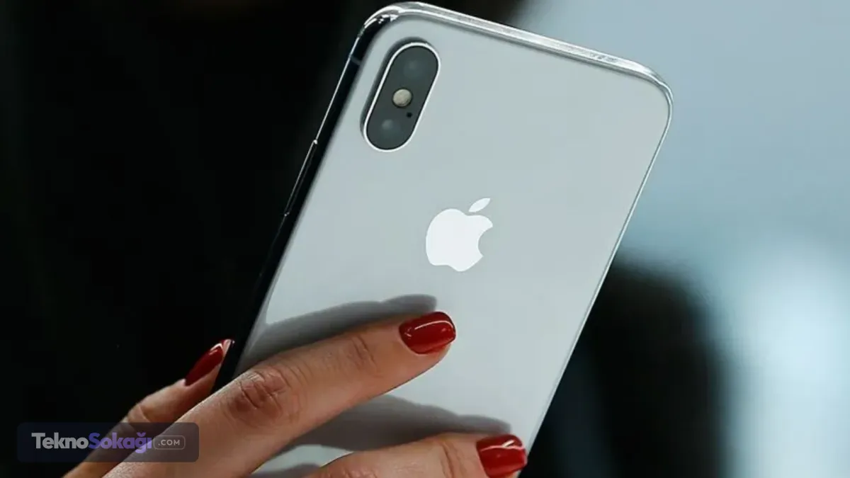 Apple'ın uzun süredir üzerinde çalıştığı iddia edilen katlanabilir iPhone modeliyle ilgili dikkat çeken yeni bilgiler paylaşıldı.