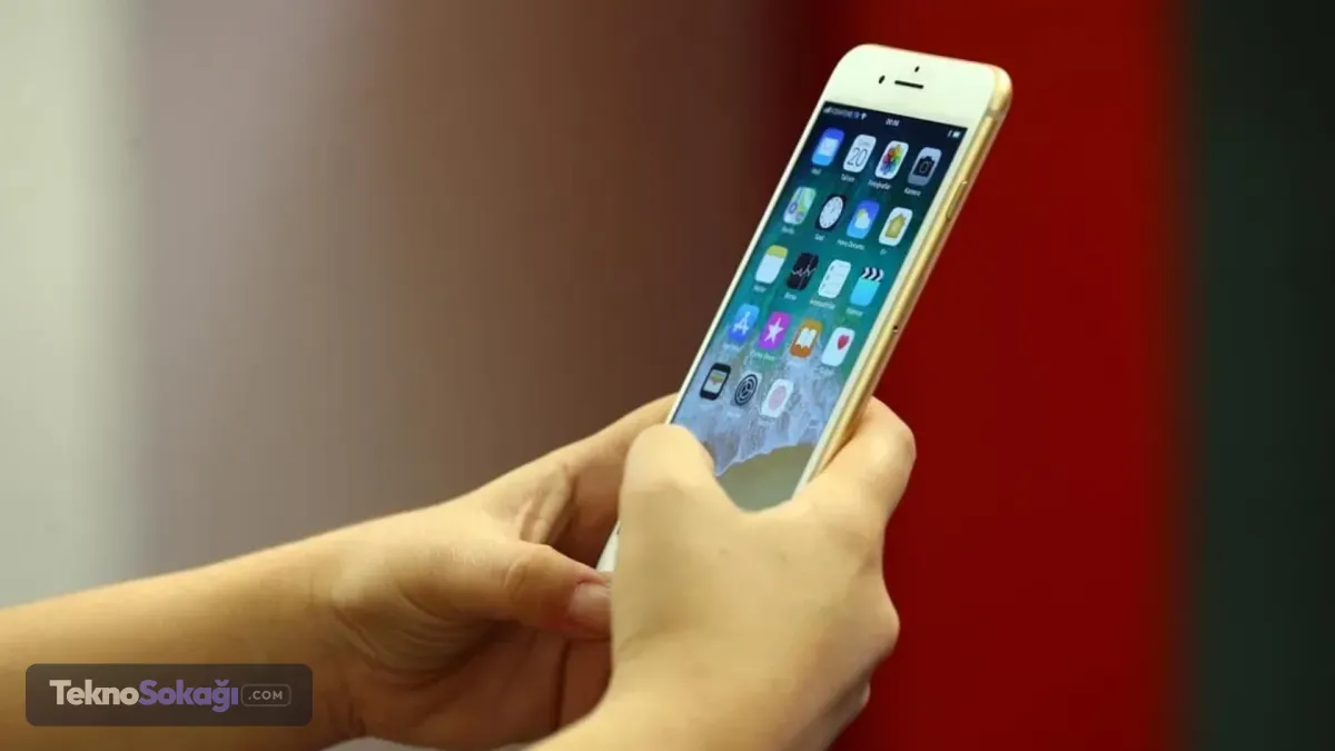 Şimdiye kadarki en büyük bataryalı iPhone olabilirDaha önce gündeme gelen iddialarda Apple'ın ilk katlanabilir telefonunun 4.800 ila 5.000 mAh arasında batarya kapasitesiyle geleceği konuşuluyordu.Bu iddiaların doğru çıkması halinde iPhone Fold, Apple'ın bugüne kadar ürettiği en yüksek batarya kapasitesine sahip iPhone modeli unvanını alabilir.