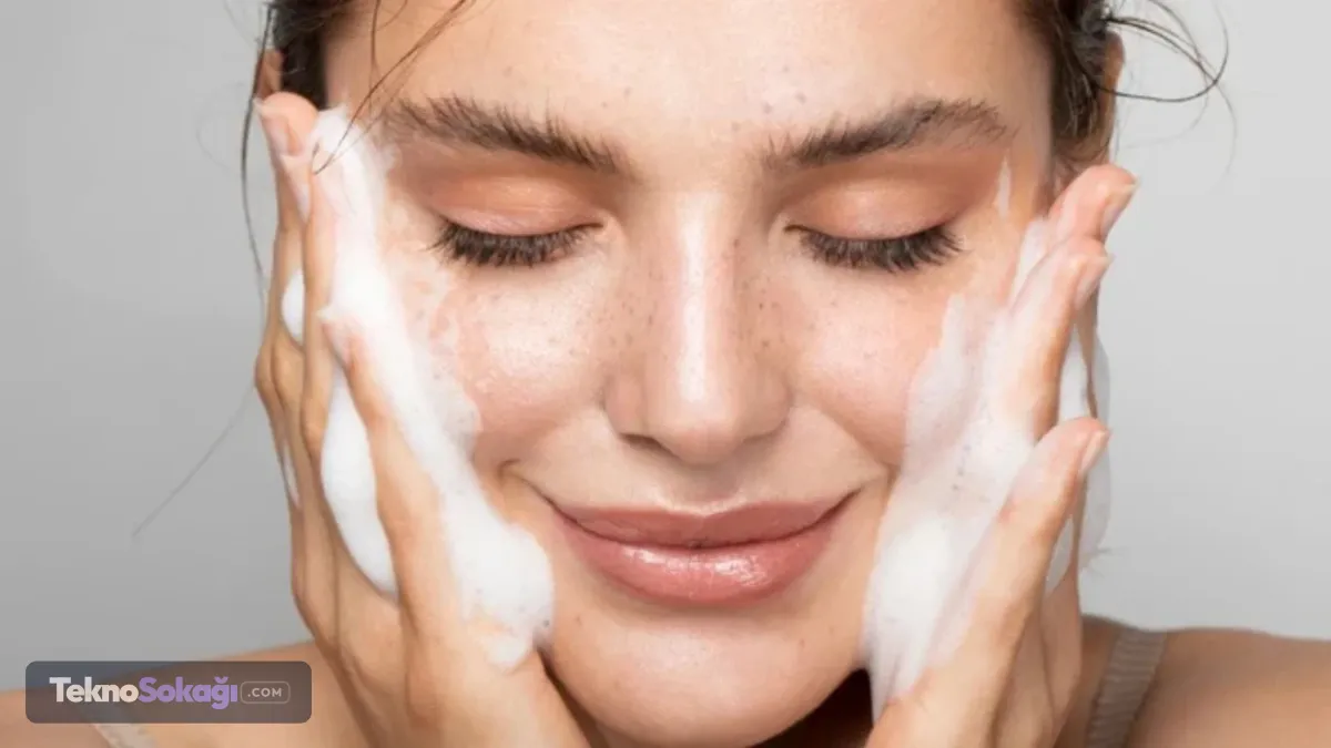 Güneş kreminde sadece SPF yeterli değilGüneş koruyucu seçerken yalnızca SPF değerine odaklanılmaması gerektiğini vurgulayan Dr. Sarı, ürünün geniş spektrumlu (Broad Spectrum) koruma sağlamasının büyük önem taşıdığını ifade etti.Uzmanların önerileri şöyle:Günlük kullanımda en az SPF 30 tercih edilmeli.Yoğun güneş altında SPF 50 ve üzeri ürünler kullanılmalı.Yağlı ciltlerde komedojenik olmayan hafif formüller, kuru ciltlerde ise nemlendirici özellikli ürünler tercih edilmeli.