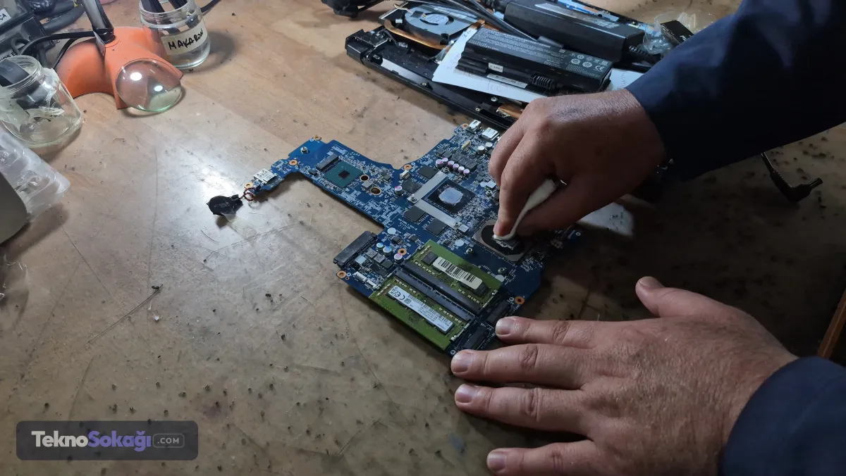 "Arabadaki radyatör suyu gibi düşünün, radyatör suyu olmasa araba sıcaklıktan zaten gitmeyecek ve motor bloğu çatlayacak. 