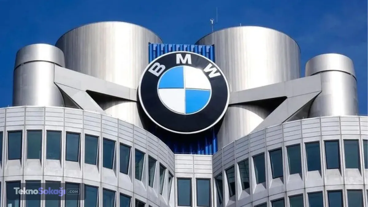 BMW'den resmi açıklama geldiBMW Grubu Sözcüsü Carolin Bachmann, şirket ile Avtotor arasındaki iş birliğinin 2022 yılında sona erdiğini belirterek, tesisin elde kalan montaj kitleriyle şirketin onayı olmadan sınırlı sayıda araç ürettiğini doğruladı. Şirket, kamu otoriteleri, bayiler ve potansiyel müşterilerin bu araçların taşıyabileceği riskler konusunda bilgilendirildiğini açıkladı.