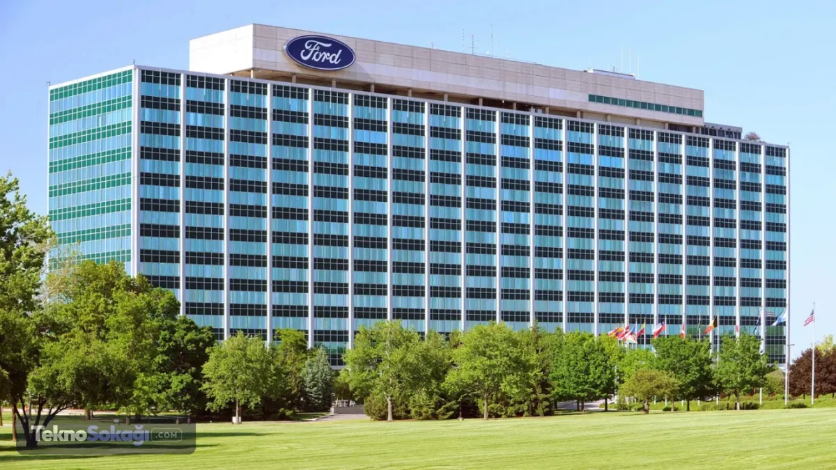 Yeni inceleme kararı değiştirdiMart 2026'da NHTSA'ya ulaşan 46 araç sahibi şikayeti, Ford'un yeni bir soruşturma başlatmasına neden oldu.Yapılan incelemelerde yalnızca epoksiyle onarılan veya hiç onarılmayan araçlarda sabitleme performansının zamanla zayıfladığı belirlendi. Buna karşılık, plastik itmeli pim sabitleyicilerle güçlendirilen araçlarda aynı sorunun görülmediği tespit edildi.
