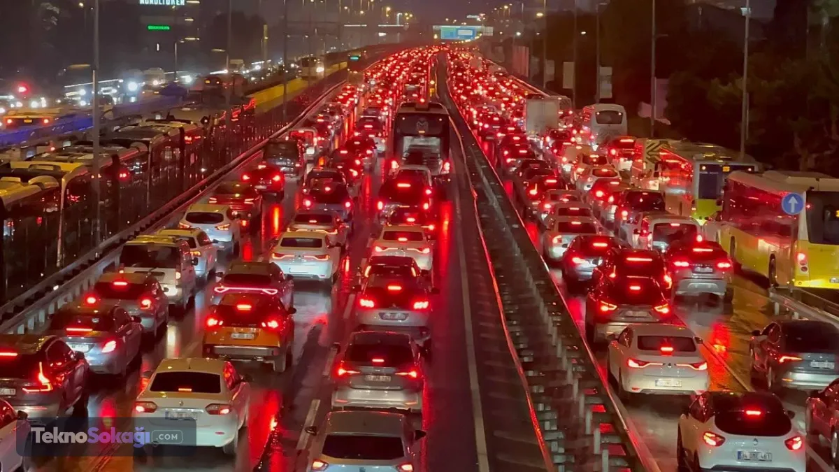 İstanbul plaka sistemi için dikkat çeken bir gelişme yaşanıyor. Türkiye genelinde 2018 yılında uygulanmaya başlayan üç harfli yeni plaka sistemi, İstanbul'da kullanım sınırına yaklaşmış durumda. Daha önce 34 XX 0001 formatında verilen plakalar, 2018'den sonra 34 AAB 001 formatına dönüştürülmüştü. Aradan geçen yaklaşık sekiz yılda İstanbul'da kullanılan harf gruplarının büyük bölümü tamamlandı.
