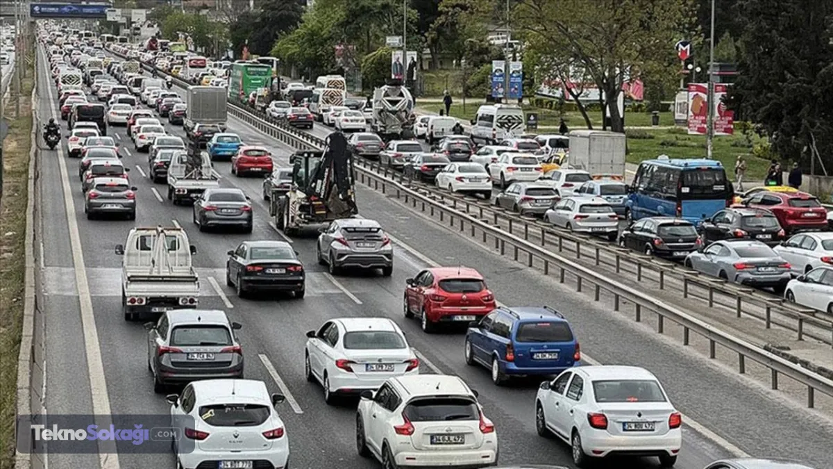 Yeni plaka kodu için geriye sadece 5 harf grubu kaldıNTV'nin haberine göre; 34 plaka kodunda şu anda R harfiyle başlayan seriler kullanılmaya başlandı. Mevcut sisteme göre hususi araçlarda kullanılabilecek yalnızca S, U, V, Y ve Z harf grupları kaldı. T harfi ise ticari taksilere ayrıldığı için hususi araç plakalarında üç harfli seri olarak kullanılamıyor.Bu nedenle mevcut sistemin sonuna doğru hızla yaklaşıldığı belirtiliyor.