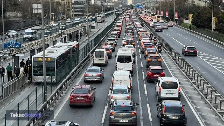 Plaka değişikliği sonrası nasıl bir sistem uygulanabilir?Uzmanlara göre mevcut üç harfli seriler tamamen tükendiğinde birkaç farklı seçenek gündeme gelebilir. Bunlardan biri, daha önce iptal edilen plaka serilerinin yeniden kullanıma açılması.Bir diğer seçenek ise plakalardaki sayı grubunun genişletilmesi. Böylece mevcut 34 XXX 001 formatı yerine 34 XXX 0001 gibi dört haneli yeni sayı sistemine geçilmesi mümkün olabilecek. Ancak bunun uygulanabilmesi için emniyet birimlerinin yeni bir karar alması gerekiyor.