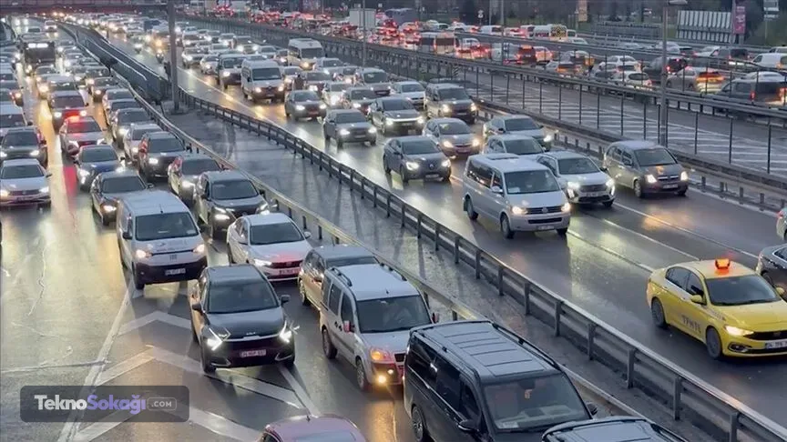 Araç alanlar plaka değişikliği yaptırabiliyor mu?Plaka değişikliği özellikle ikinci el araç satın alan sürücüler tarafından sıkça araştırılıyor. Sıfır otomobil satın alınırken özel plaka talep edilmezse sistemde sırada bulunan plaka otomatik olarak tahsis ediliyor.