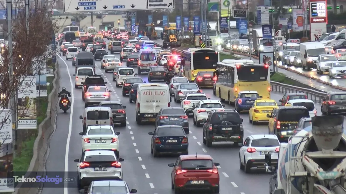 İstanbul dışında şimdilik sorun görünmüyorYetkililerin aktardığı bilgilere göre plaka serilerindeki yoğunluk şu an yalnızca İstanbul için dikkat çekiyor. Diğer şehirlerde kısa vadede plaka serilerinin tükenmesine ilişkin bir risk bulunmazken, İstanbul'da yeni açılan her harf grubunun yaklaşık 6 ila 8 ay içinde tükendiği belirtiliyor.Bu nedenle mevcut sistemin tamamlanmasının ardından nasıl bir uygulamaya geçileceği konusunda son kararın emniyet birimleri tarafından verilmesi bekleniyor. Bu karar, milyonlarca araç sahibini ve yeni araç almayı planlayan vatandaşları doğrudan ilgilendirecek.