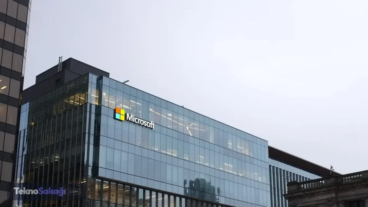 Küresel iş gücünün yüzde 2,1'i etkilenecekMicrosoft İnsan Kaynaklarından Sorumlu Başkan Yardımcısı Amy Coleman tarafından çalışanlara gönderilen bilgilendirme notunda, şirketin hızla değişen teknoloji sektörüne uyum sağlamak amacıyla iş gücünü yeniden yapılandırdığı belirtildi. Bu kapsamda, Microsoft'un küresel çalışan sayısının yaklaşık yüzde 2,1'ine denk gelen 4 bin 800 pozisyonun kaldırılacağı ifade edildi.
