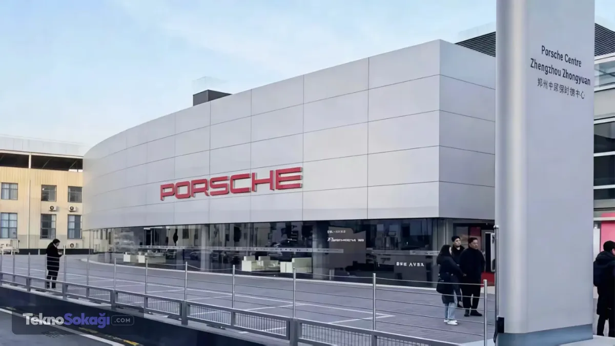 Dünyanın en prestijli spor otomobili üreticilerinde Porsche, Çin pazarındaki zayıflayan performans nedeniyle detaylı bir yeniden yapılanma sürecine girme kararı aldı. Şirket, dört bölgesel bayiyi kapatma kararı alırken; önümüzdeki yıllarda Çin'deki bayi ağını önemli ölçüde küçültmeyi hedefliyor.