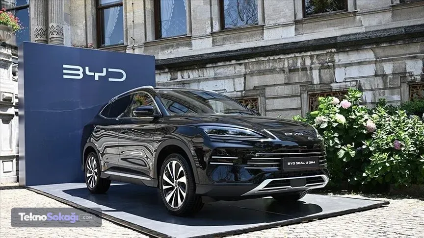 Son dönemde elektrikli ve hibrit araçlarıyla büyük çıkış yakalayan BYD, otomobil satışlarında Toyota'nın ardından ikinci sıraya yükselmişti. Yoğun talebi karşılamak için şirket, araç teslimatlarını hızlandırmış, hatta otomobilleri taşımak amacıyla kendisine ait özel bir gemiyi devreye sokmuştu.