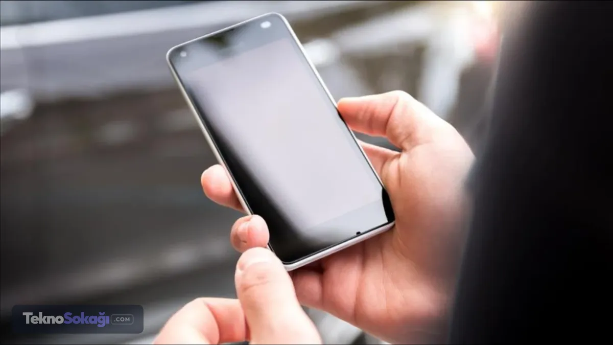 "Şarj dolduğu an fişi çekin"Erzincan’da cep telefon tamirciliği yapan Murat Koç, sıcak aylarda telefon bataryalarının aşırı ısınmasından dolayı cihazda da ısınma problemi yaşandığına dikkat çekti. Tamirci Koç, telefonlarda sahte bataryaların kullanılmasını önermediklerini belirterek şunları ifade etti: