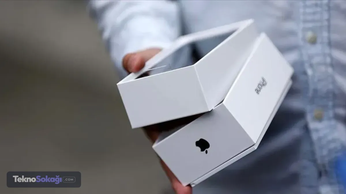 Kritik güvenlik açığı sonrası flaş kararApple'ın yayımladığı 26.5.2 sürümüyle birlikte iOS, iPadOS ve macOS platformlarında tespit edilen güvenlik açıkları giderildi. Normal şartlarda bu düzeltmelerin iOS 26.6, iPadOS 26.6 ve macOS 26.6 güncellemeleriyle sunulması planlanıyordu. Ancak şirket, yapay zeka destekli siber tehditlerin artması nedeniyle güncellemeyi öne çekme kararı aldı.