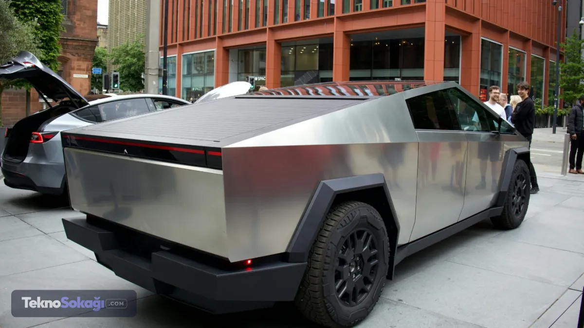 Bir yılda 160 bin kilometre yol yaptı2024 yılının başında teslim aldığı Tesla Cybertruck'ı yolcu taşımacılığında kullanmaya başlayan sürücü, her gün ortalama 7,5 saat direksiyon başında kaldığını belirtti. Yoğun kullanım sonucunda aracın kilometresi bir yıl içerisinde yaklaşık 160 bin kilometreye ulaştı.Sürücü, yolcuların özellikle Cybertruck'ın geniş iç hacmi, panoramik cam tavanı ve sürüş konforundan memnun kaldığını da ifade etti.
