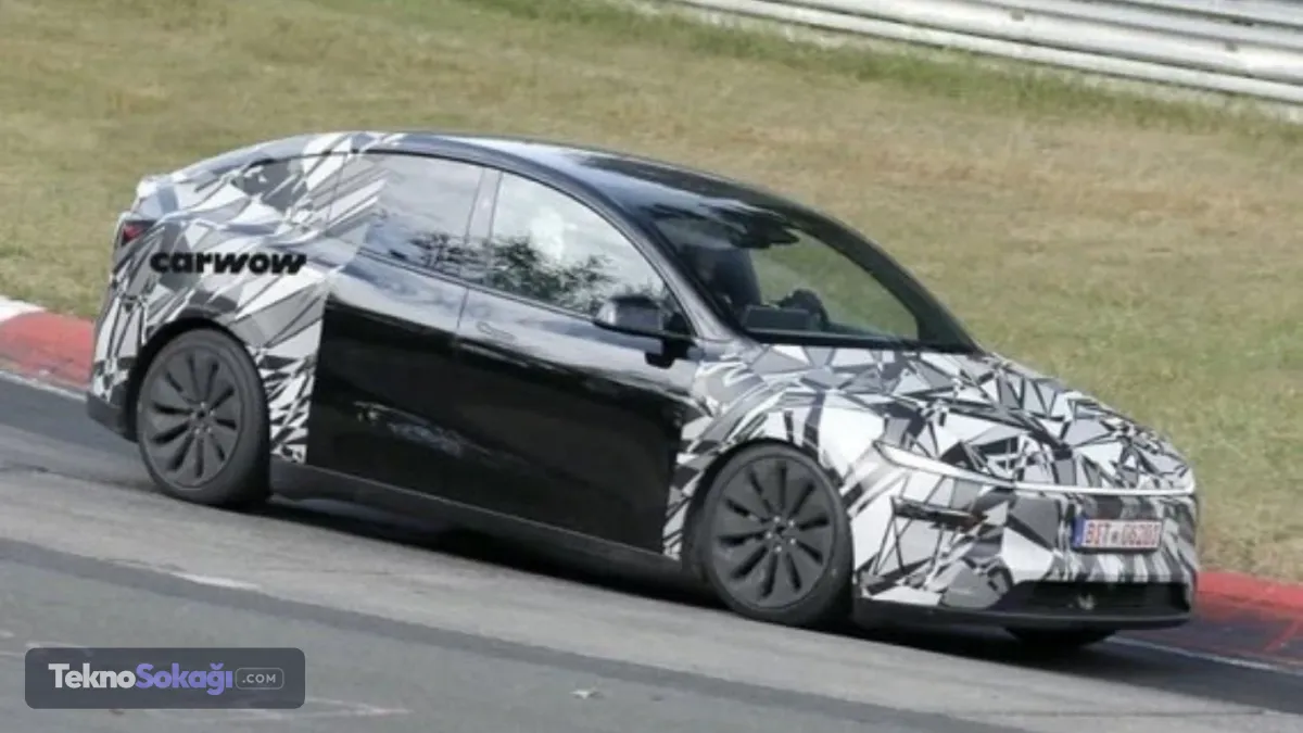 Tesla'nın uzun aks mesafeli Model Y L modeli, Almanya'da gerçekleştirilen test sürüşleri sırasında kamuflajlı haliyle görüntülendi. Yeni versiyonda hem dış tasarım hem de donanım tarafında dikkat çeken yeniliklerin sunulması bekleniyor.