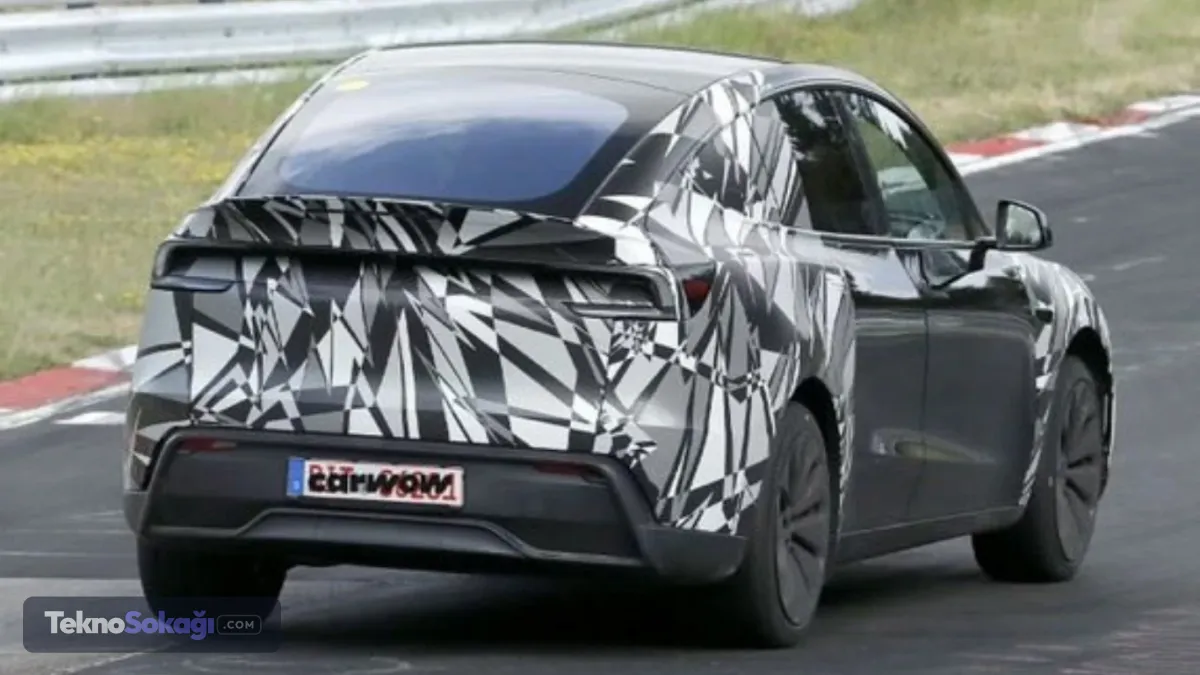 Kamuflajlı prototip yollardaAlmanya'da test edilirken görüntülenen Model Y L prototipi, ön ve arka bölümdeki kamuflajıyla dikkat çekti. Bu durum, Tesla'nın model üzerinde tasarım güncellemeleri hazırladığı yönündeki beklentileri güçlendirdi.