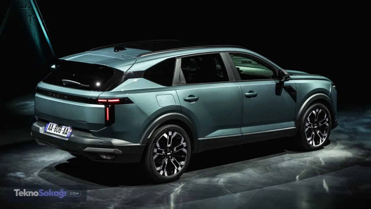 Milano'da gerçekleştirilen tanıtımda görücüye çıkan Dacia Striker, SUV ve station wagon çizgilerini bir araya getiren gövde yapısıyla dikkat çekiyor.