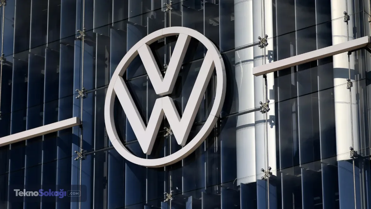 Dört fabrika için kapatma planıSPIEGEL'in haberine göre Volkswagen yönetimi, ilk etapta Zwickau ve Emden fabrikalarındaki üretimi önümüzdeki beş yıl içinde kademeli olarak azaltacak. İddiaya göre her iki tesiste üretim 2031 yılında tamamen sona erecek.Hanover'deki ticari araç fabrikasının 2032 yılında üretimi durdurması planlanırken, Audi'nin Neckarsulm fabrikasının ise 2034 yılında faaliyetlerine son vermesi öngörülüyor.