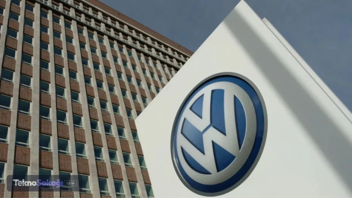 Karlılık beklentilerin altında kaldıVolkswagen Grubu'nun son dönemde otomobil satışlarından elde ettiği kârın önemli ölçüde düştüğü ifade edildi. Şirketin 2026 yılının ilk çeyreğinde faaliyet kârlılığının yüzde 8-10 seviyesinde olması beklenirken, bu oran yüzde 3,3'te kaldı.Uzmanlar, şirketin hazırladığı kapsamlı tasarruf planının arkasındaki en önemli nedenlerden birinin düşen kârlılık olduğuna dikkat çekiyor.