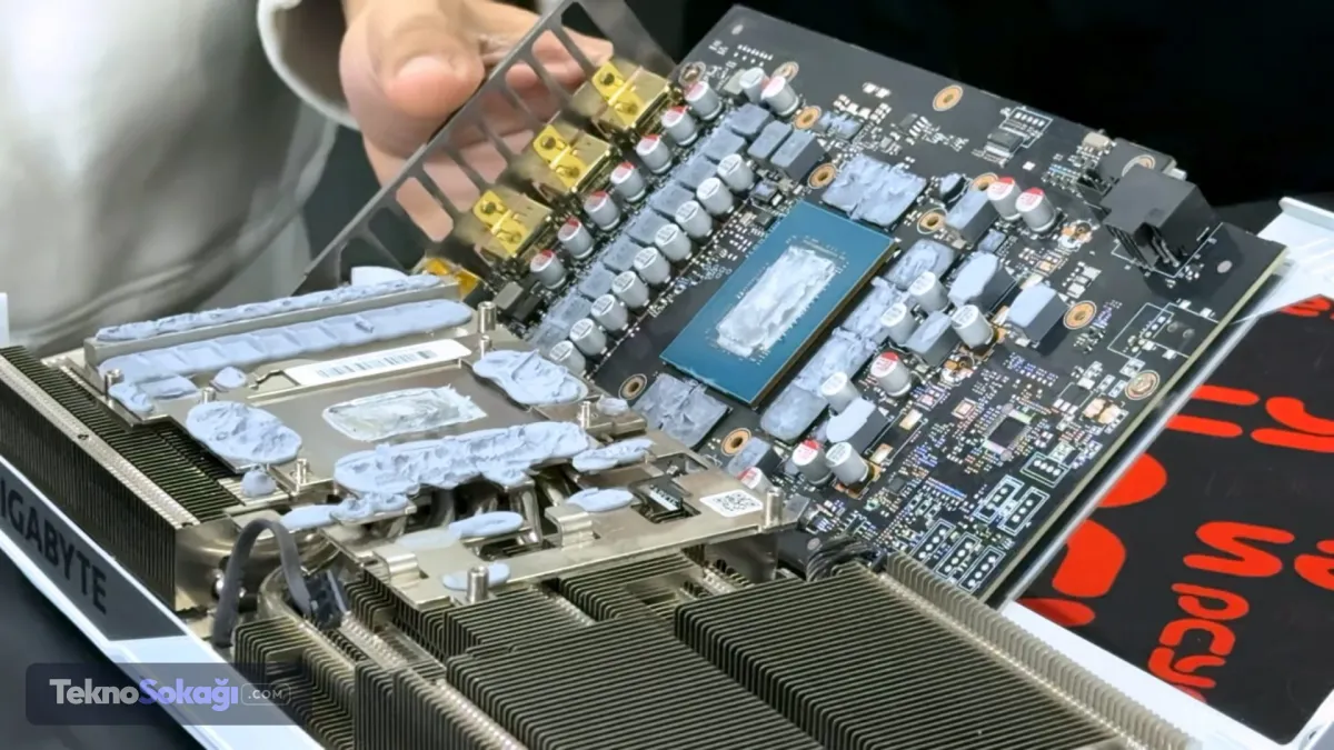 NVIDIA'dan güncelleme gelecek mi?Donanım dünyasında şeffaflığın önemini bir kez daha ortaya koyan bu gelişmelerin ardından, gözler teknoloji devine çevrildi. NVIDIA'nın topluluğun tepkisine yanıt olarak resmi bir sürücü (driver) güncellemesiyle Hotspot verilerini yeniden standart kullanıma açıp açmayacağı henüz bilinmiyor. Mevcut şartlarda, performans dalgalanması yaşayan RTX 50 serisi sahiplerinin kartlarındaki gerçek termal durumu görebilmek için resmi olmayan üçüncü taraf modlara ve güncellenmiş analiz araçlarına güvenmesi gerekiyor.
