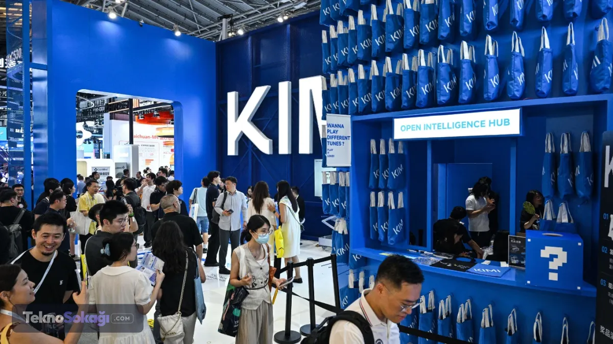 Çin merkezli yapay zekâ şirketi Moonshot AI, kısa süre önce kullanıma sunduğu Kimi K3 modeline beklenenden çok daha fazla ilgi gösterildiğini açıkladı. Şirket, artan talep nedeniyle yeni ücretli abonelikleri geçici olarak askıya aldığını duyurdu.Moonshot AI, X hesabından yaptığı açıklamada, Kimi K3'ün yayımlanmasının ardından son 48 saatte oluşan kullanım yoğunluğunun mevcut hesaplama altyapısının sınırlarına ulaştığını bildirdi. Şirket, mevcut abonelerin hizmet kalitesini koruyabilmek amacıyla yeni ücretli aboneliklerin geçici olarak durdurulduğunu, mevcut kullanıcıların ise bu karardan etkilenmeyeceğini belirtti.