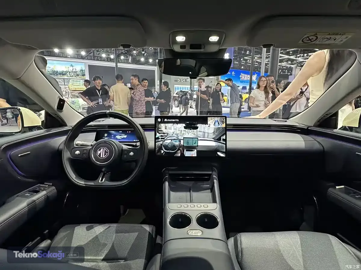 SAIC bünyesinde faaliyet gösteren MG, yeni sedan modeli MG 07'yi Çin pazarında satışa çıkardı. 21 Ağustos'ta Chengdu Otomobil Fuarı kapsamında satışa sunulan otomobil, elektrikli ve şarj edilebilir hibrit olmak üzere iki farklı güç aktarma seçeneğiyle geliyor.MG 07'nin fiyatı 108.900 yuan ile 159.900 yuan arasında değişiyor. Modelin elektrikli versiyonlarında 845 kilometreye kadar CLTC menzili sunulurken, PHEV versiyonunda toplam menzil 1.745 kilometre olarak açıklanıyor.