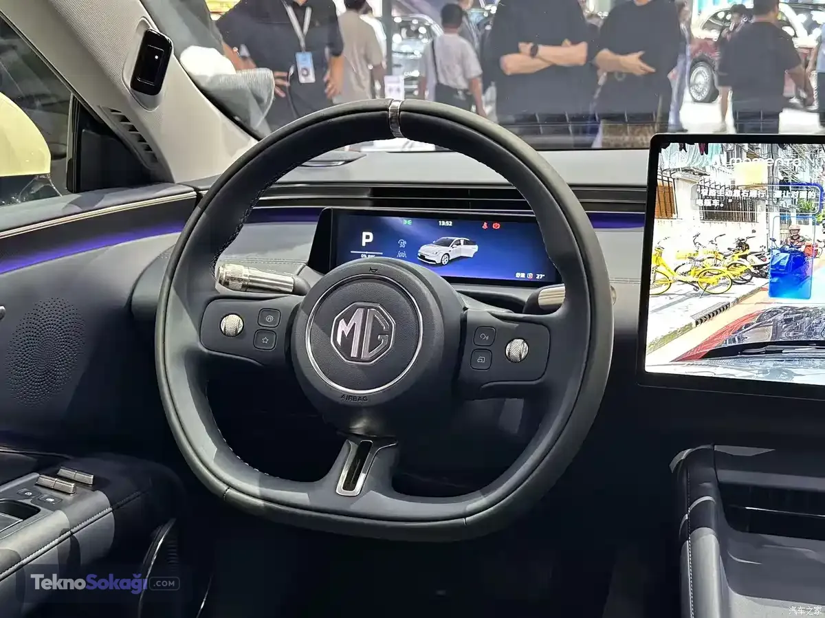 PHEV versiyonunda toplam menzil 1.745 kilometreŞarj edilebilir hibrit MG 07'de 1,5 litrelik benzinli motor ile elektrik motoru birlikte görev yapıyor. Benzinli motor 82 kW, elektrik motoru ise 152 kW güç üretiyor.PHEV versiyonunun yalnızca elektrik enerjisiyle 245 kilometre yol alabildiği belirtiliyor. Batarya tamamen boşaldığında açıklanan yakıt tüketimi ise 100 kilometrede 2,91 litre. Tam yakıt deposu ve dolu batarya ile toplam CLTC menzili 1.745 kilometreye ulaşıyor.Teslimatlar ne zaman başlayacak?MG 07'nin 650 kilometre menzil sunan versiyonlarının teslimatlarının Ağustos 2026'nın sonunda başlaması planlanıyor. 845 kilometre menzilli modeller için ise teslimat takvimi Ekim 2026 olarak açıklandı.Model, Çin'deki orta sınıf elektrikli ve hibrit sedan pazarında BYD Seal 07 gibi rakiplerle mücadele edecek.