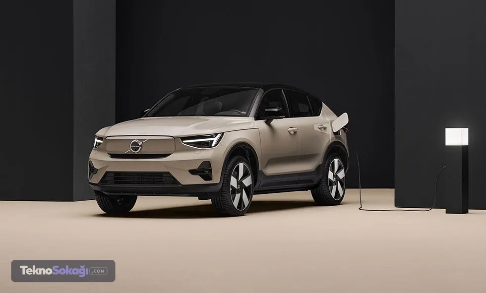VOLVO EC40Coupe SUV tasarımıyla dikkat çeken Volvo EC40, versiyona bağlı olarak yaklaşık 540 ila 576 kilometre arasında menzil sunuyor.Elektrikli SUV tercih eden ve şehir içinin yanı sıra uzun mesafe kullanımında da güçlü bir menzil arayan sürücüler için seçenekler arasında yer alıyor.