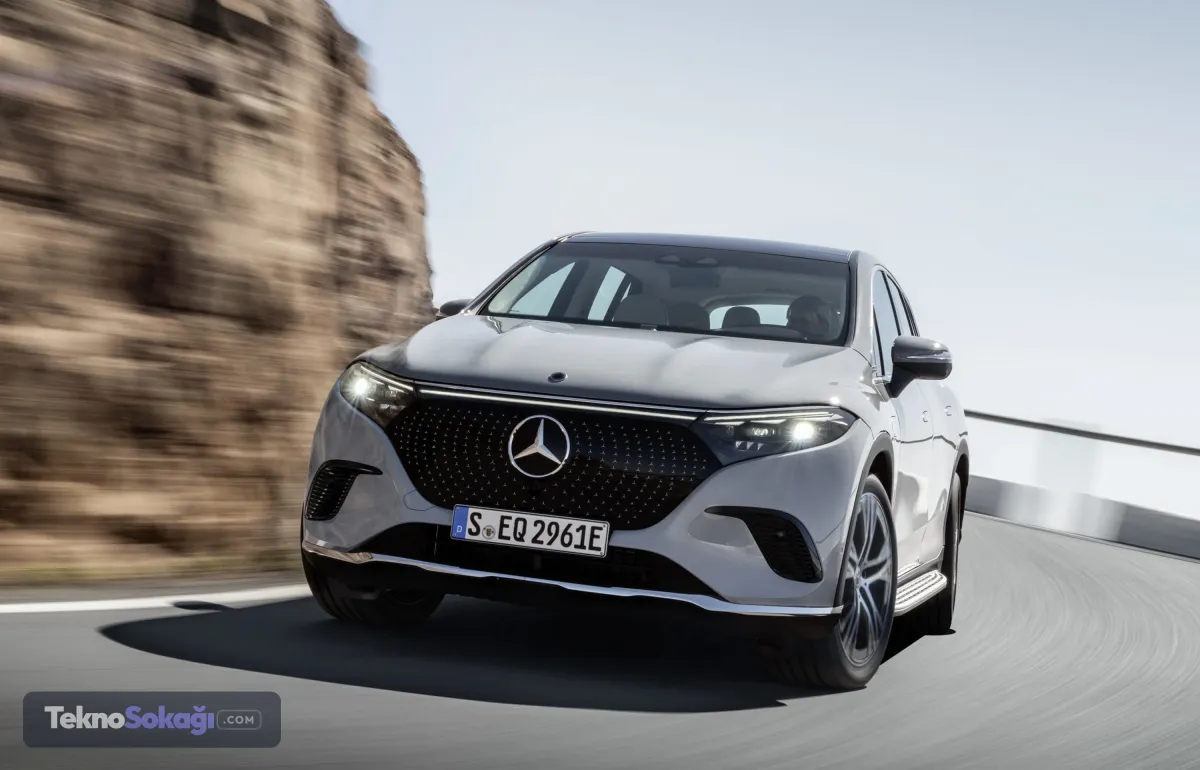 MERCEDES-BENZ EQS 450 4MATICMercedes-Benz EQS serisi, elektrikli otomobil pazarının en yüksek menzil sunan modelleri arasında gösteriliyor. Versiyon ve teknik özelliklere göre değişmekle birlikte modelin WLTP menzil değeri yaklaşık 720 kilometreden 900 kilometrenin üzerine kadar çıkabiliyor.Yüksek batarya kapasitesi, aerodinamik yapısı ve lüks donanımıyla EQS, özellikle uzun menzil arayan premium segment kullanıcılarının dikkatini çekiyor.