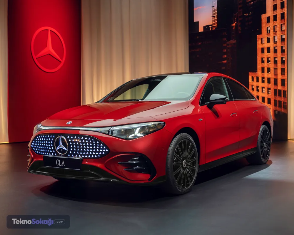 MERCEDES-BENZ CLA ELECTRICYeni nesil Mercedes-Benz CLA, markanın elektrikli otomobil teknolojilerindeki iddialı modellerinden biri oldu. Yaklaşık 700 kilometre ve üzerindeki menzil hedefiyle dikkat çeken model, verimlilik odaklı yapısı sayesinde 2026'nın en çok merak edilen elektrikli araçları arasında yer alıyor.Dijital kokpit, yeni nesil batarya teknolojisi ve aerodinamik tasarım, CLA'nın öne çıkan özellikleri arasında bulunuyor.