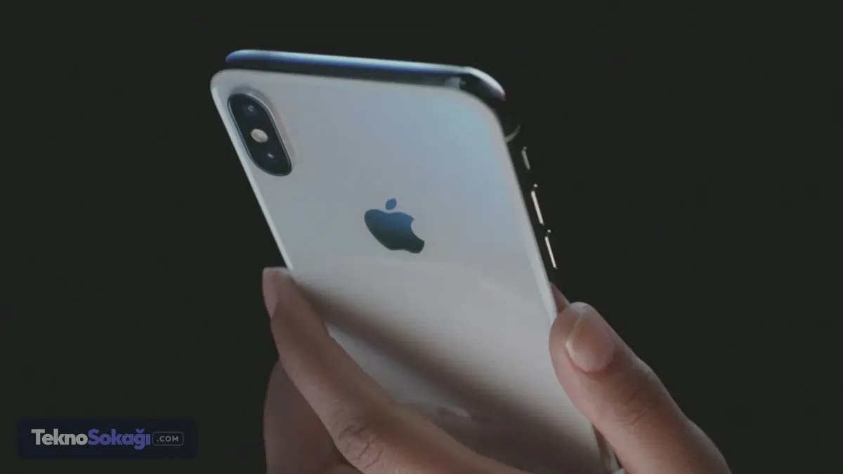 Apple, eski ürünleriyle ilgili listesini resmen güncelledi. Şirket, bir dönem milyonlarca kullanıcının tercih ettiği iPhone X ile 2018 model 15 inç MacBook Pro için dikkat çeken bir karar alarak dünya genelinde ‘satıştan kaldırılmış’ ürünlere ekledi.