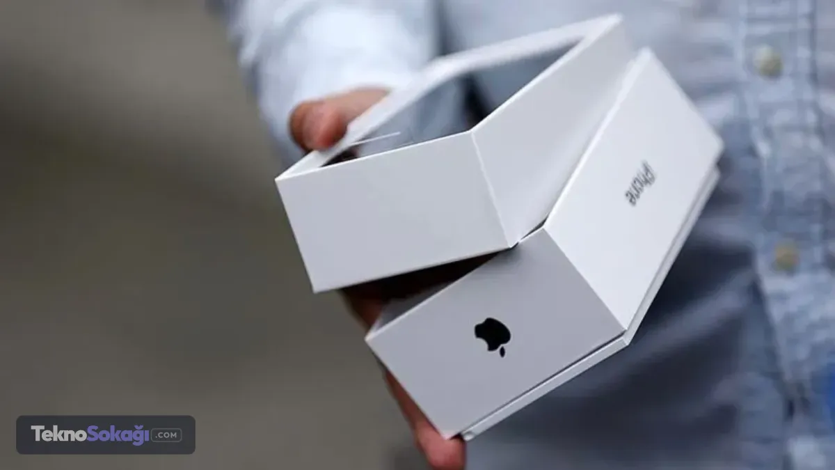 Apple'ın 7 yıllık desteği sona erdiApple'ın ürün politikalarına göre satış ve dağıtımının üzerinden yedi yıldan fazla süre geçen cihazlar satıştan kaldırılmış obsolet olarak sınıflandırılıyor. Bu kategoriye alınan ürünler için Apple Store'lar ve yetkili servis sağlayıcıları tarafından donanım servisi ve yedek parça desteği sunulmuyor. Böylece iPhone X ve 2018 model 15 inç MacBook Pro için de resmi donanım desteği dönemi sona ermiş oldu.