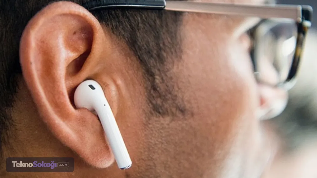 AirPods etrafındaki nesneleri algılayabilecekKameralı AirPods fikri ilk kez 2024 yılında gündeme gelirken, Apple'ın son dönemde yapay zeka ve erişilebilirlik alanında yaptığı çalışmalar teknolojinin nasıl kullanılabileceğine ilişkin yeni ipuçları ortaya çıkardı.Yeni nesil AirPods'ta bulunacağı öne sürülen kameraların çevredeki nesneleri algılayarak elde edilen bilgileri yapay zeka sistemlerine aktarması bekleniyor.Böylece kullanıcıların çevrelerindeki nesneler hakkında sesli olarak bilgi alabilmesi hedefleniyor. Teknolojinin özellikle görme engelli ve az gören kullanıcıların günlük yaşamında önemli bir erişilebilirlik aracı haline gelebileceği değerlendiriliyor.
