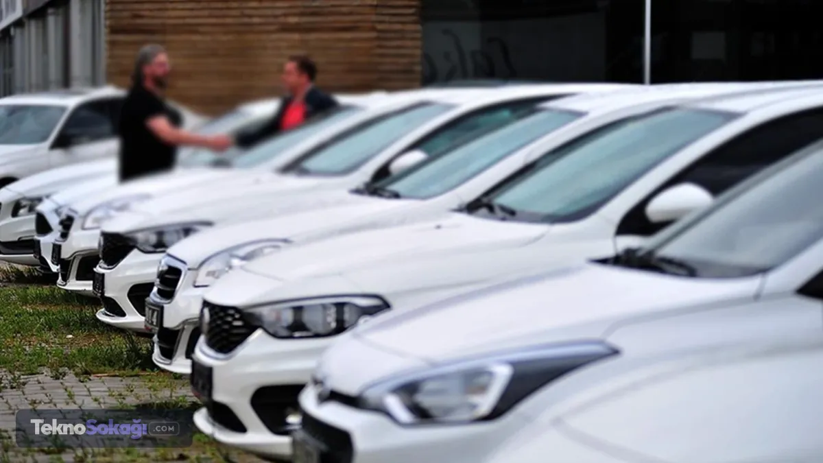 Ticaret Bakanlığı, motorlu kara taşıtı piyasasında tüketici güvenliğini artırmaya yönelik dijital dönüşüm çalışmalarını sürdürüyor. Bakanlığın 2026 yılı Kurumsal Mali Durum ve Beklentiler Raporu'nda yer alan bilgilere göre, yıl sonuna kadar iki yeni sistemin hayata geçirilmesi planlanıyor.