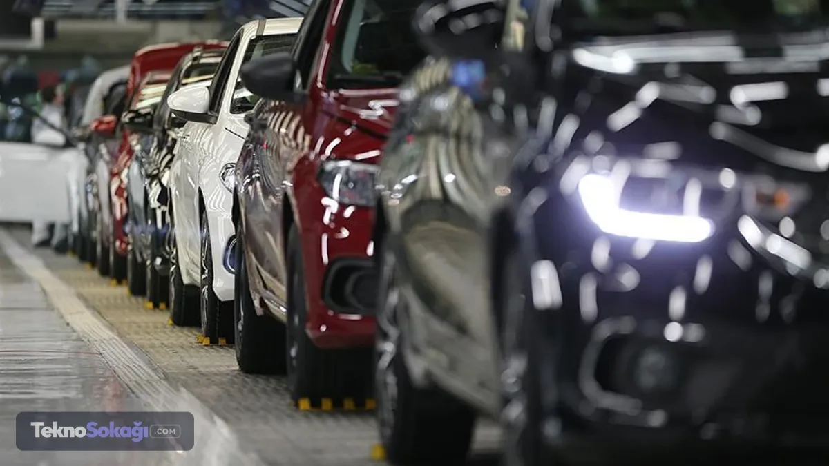 Kiralık araçlar da merkezi sistemden izlenecekBakanlığın üzerinde çalıştığı ikinci uygulama ise Motorlu Kara Taşıtı Kiralama Bilgi Sistemi olacak.Kiralık araçların takibi ve araç kiralama şirketlerinin denetimi merkezi bir yapı üzerinden gerçekleştirilecek. Şirketlerin yetki belgelerine ilişkin işlemlerin de sistem üzerinden izlenmesi hedefleniyor.Uygulamanın özellikle araç kiralama sektöründeki kayıt dışı faaliyetlerin tespit edilmesine ve denetimlerin daha etkin yürütülmesine katkı sağlaması bekleniyor.