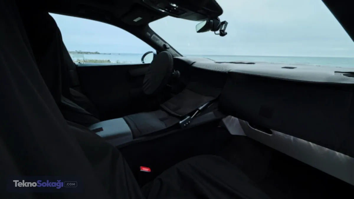 Porsche teknolojisi kullanılacakTorcal’ın sürüş konforunda da Bentley’nin üst sınıf modellerinden izler bulunuyor. Porsche Panamera’da kullanılan 48V çift valfli amortisörlere sahip aktif sürüş konfor sisteminin elektrikli SUV'ye uyarlanması planlanıyor.Bu altyapıyla Bentley, SUV'nin konfor karakterini korurken daha çevik bir sürüş sunmayı hedefliyor.Kabin tasarımında ise geleneksel havalandırma kumandaları yerine bilgi-eğlence ekranı üzerinden kontrol edilen dijital menfezler kullanılacak. Arka bölümde kristal prizma efektli aydınlatmalar da yer alacak.Bentley Torcal’ın seri üretim versiyonunun 23 Eylül 2026’da resmi olarak tanıtılması bekleniyor.