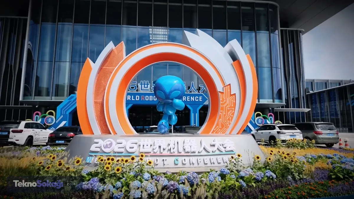 Çin merkezli robot üreticisi RealMan Robotics, insansı ve otonom robot teknolojilerinde laboratuvar aşamasından ticari kullanıma geçişi hızlandırıyor.Pekin'de düzenlenen 2026 Dünya Robot Konferansı'nda (WRC) yeni teknolojilerini sergileyen şirket, yıl boyunca yaklaşık 1000 RealBOT robotunu saha operasyonlarına dahil etmeyi hedeflediğini açıkladı.Şirketin geliştirdiği robotlar yalnızca deneysel gösterilerde değil, doğrudan ticari süreçlerde görev almaya hazırlanıyor.