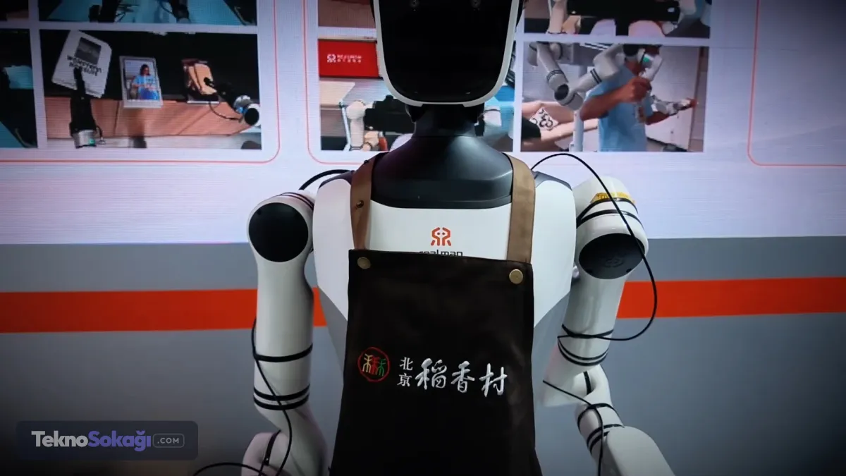 Binlerce kilometreden kontrol edilebilecekRealMan'in operasyonel sisteminin temelinde Küresel Bağlantı Ağı (GLN) bulunuyor.Bu altyapı sayesinde uzman insan operatörlerin robotları binlerce kilometre uzaklıktan düşük gecikmeyle kontrol edebildiği belirtiliyor.Robotların uzaktan gerçekleştirdiği görevler sırasında algılama, nesne manipülasyonu ve fiziksel çevrede karar verme süreçlerine ilişkin veriler toplanıyor.Şirket, bu veri akışının robotların farklı ve değişken çalışma koşullarına uyum sağlama kabiliyetinin geliştirilmesine katkı sunduğunu belirtiyor.