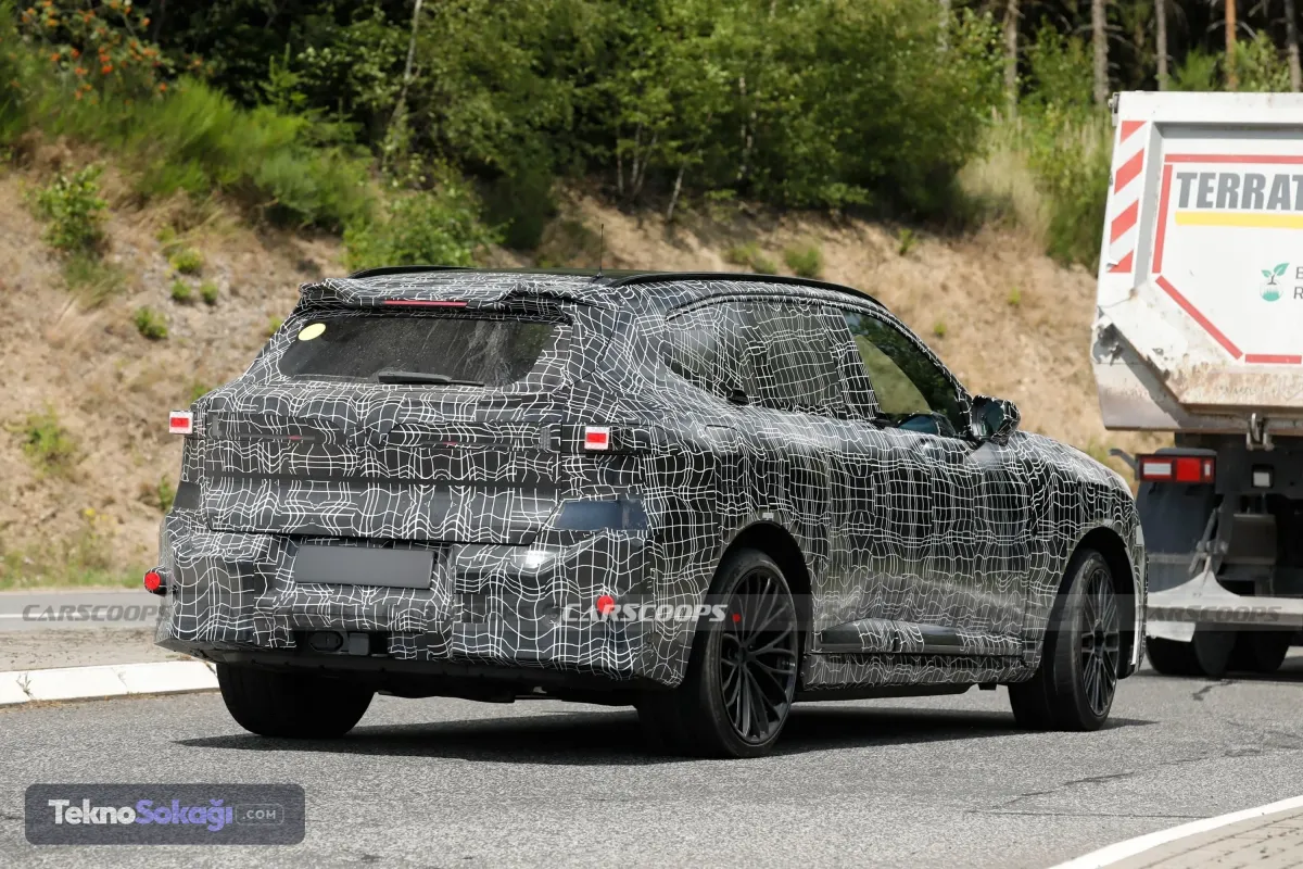 BMW, elektrikli performans modelleri için geliştirdiği yeni teknolojileri Nürburgring'de sınamaya devam ediyor. Markanın yeni amiral gemisi olarak konumlandırılması beklenen iX5 M, dört motorlu elektrikli güç aktarma sistemiyle pistte yüksek hız ve dayanıklılık testlerinden geçiriliyor.Avrupa genelindeki ilk yol testlerinin ardından Nürburgring'e çıkan prototip, performans odaklı gövde detaylarıyla da dikkat çekiyor.
